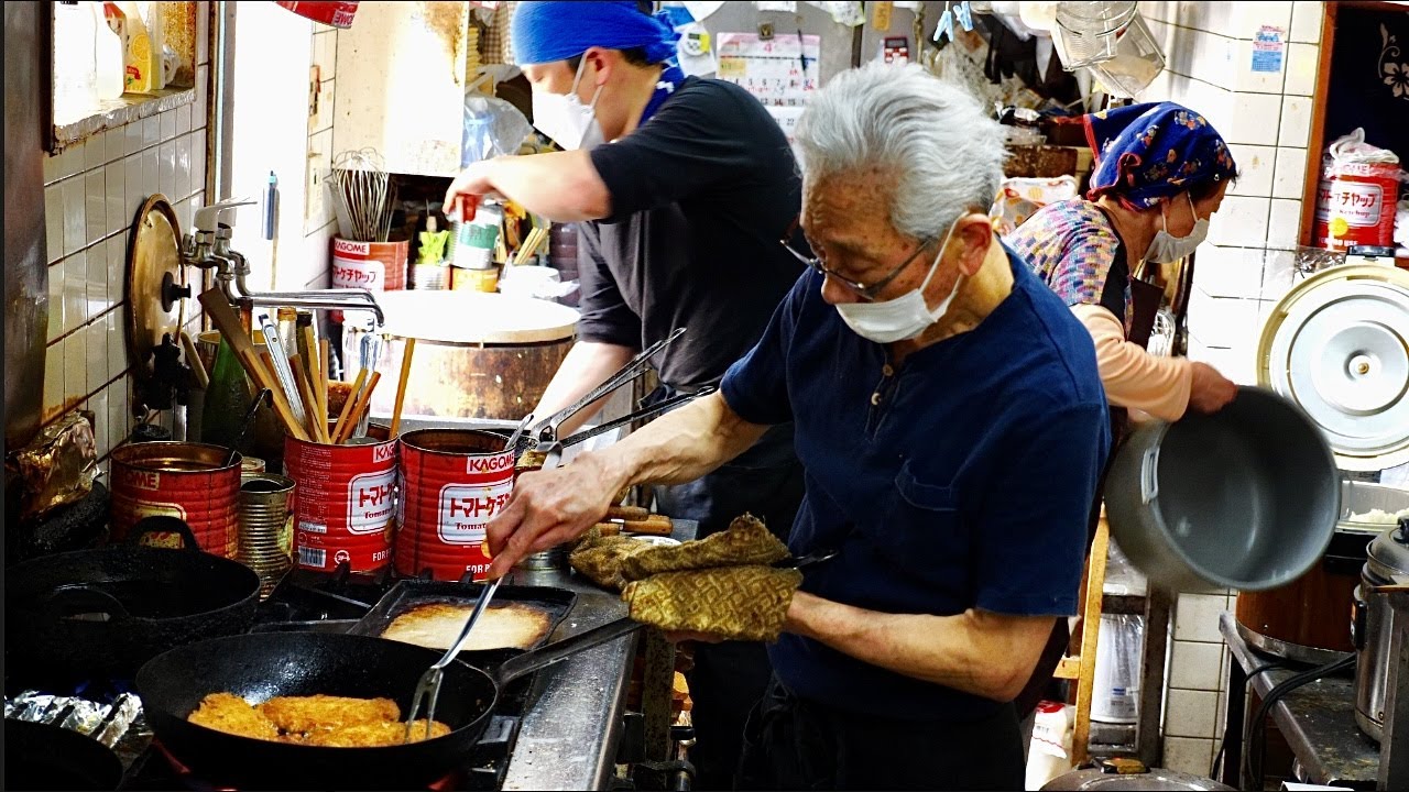 創業70年超！怒涛の注文をマシンのように捌く老舗洋食屋の熟練すぎるスキル！