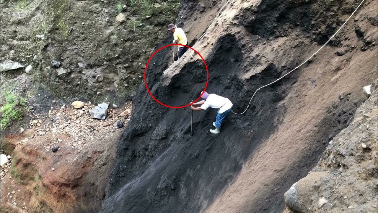 the way they mine and clean the gravel from the sand and load it into trucks