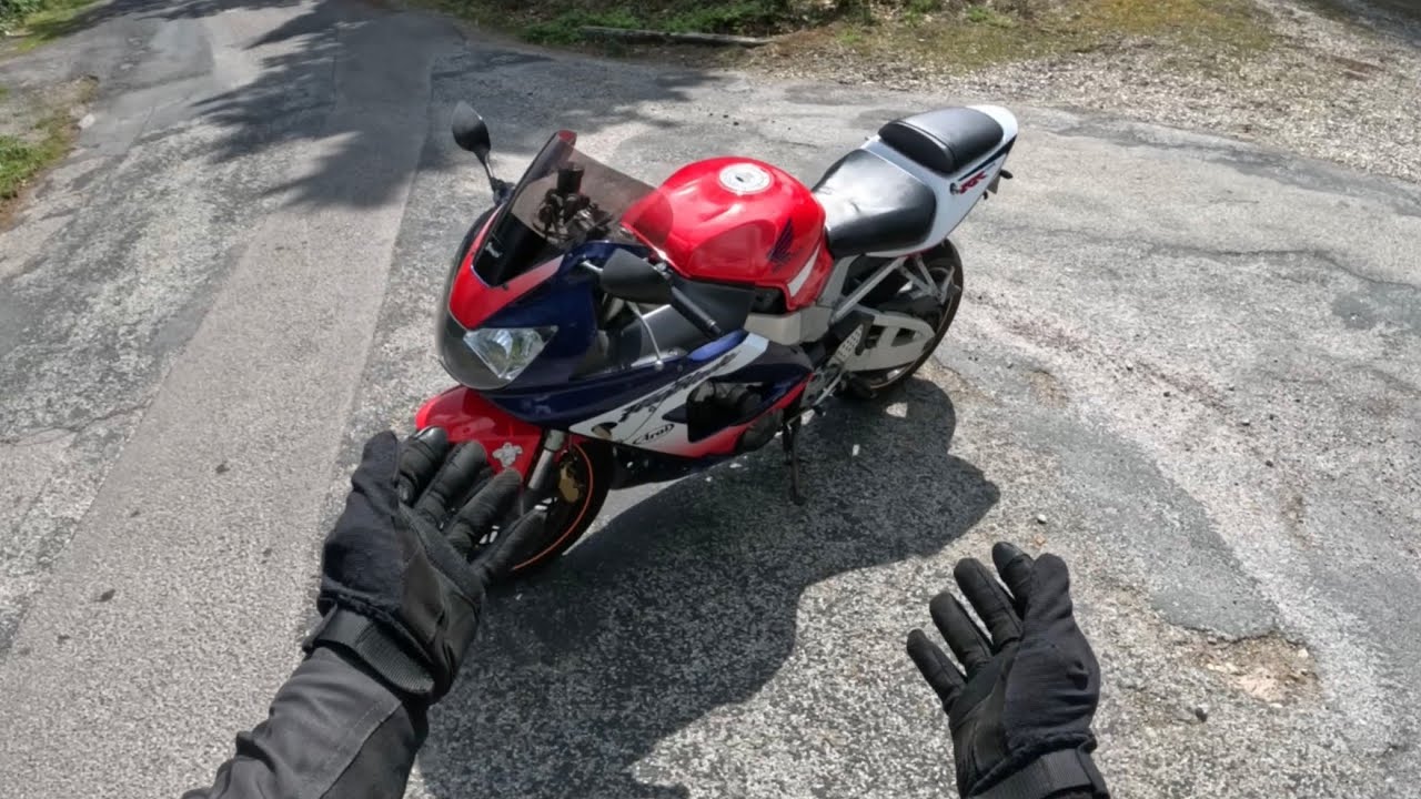 JE TESTE UN 929 CBR À 17 ANS ! Un vrai missile de 153 chevaux !