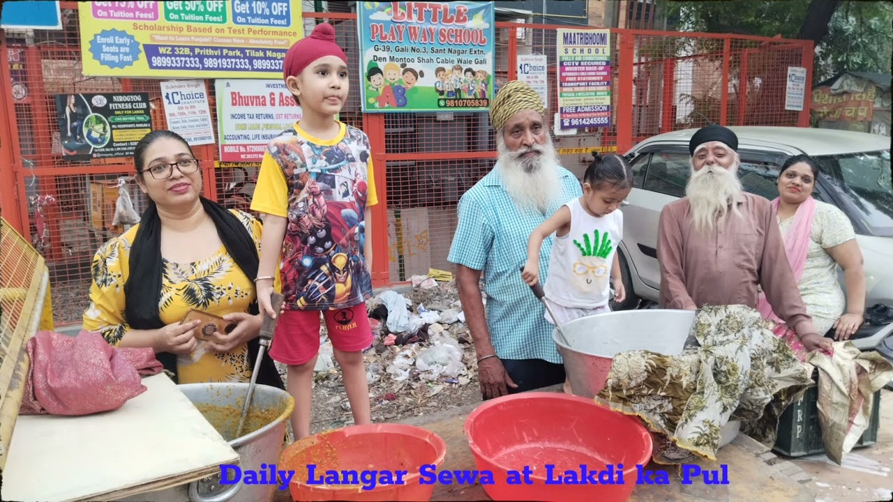Daily Langar Sewa at Lakdi ka Pul, Sant Nagar Extension by Veerji da Dera 