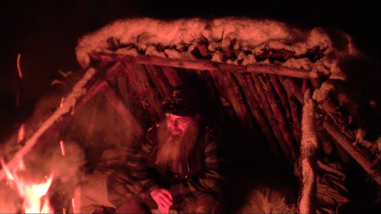 Согреться ночью в укрытии, построенном из кустарников