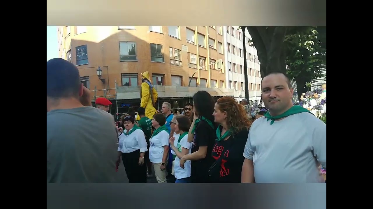 gigantes de Birakari en la bajada de fiestas de Sestao