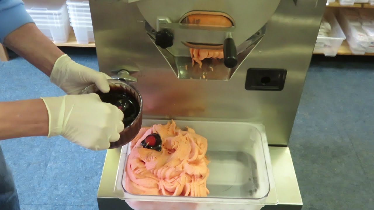 scharfes Erdbeer Chili Praline Eis selbst hergestellt mit einer gewerblichen Eismaschine, Rezept