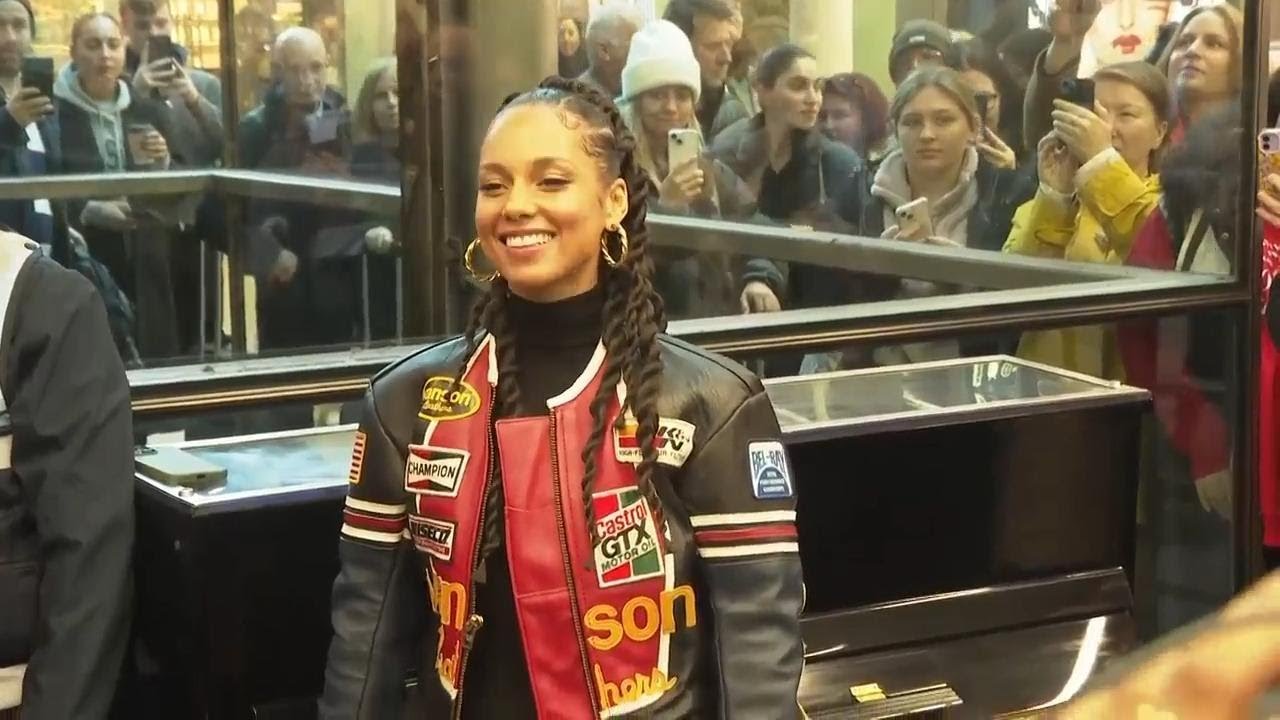 Alicia Keys gives impromptu performance London St Pancras International train station