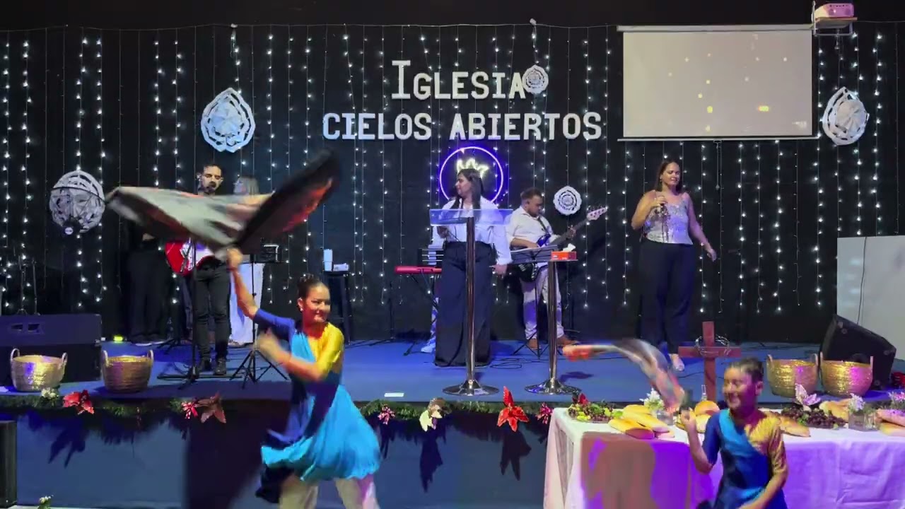 Alabanza y adoración en Cielos Abiertos Zarate junto a la apóstol Ivana Sainz. 