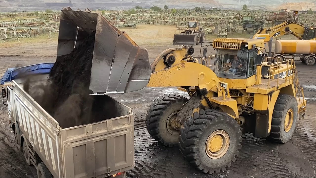 Amazing Caterpillar 990 Wheel Loader Operators Loading Trucks, 70 Minutes - Mega Machines Movies