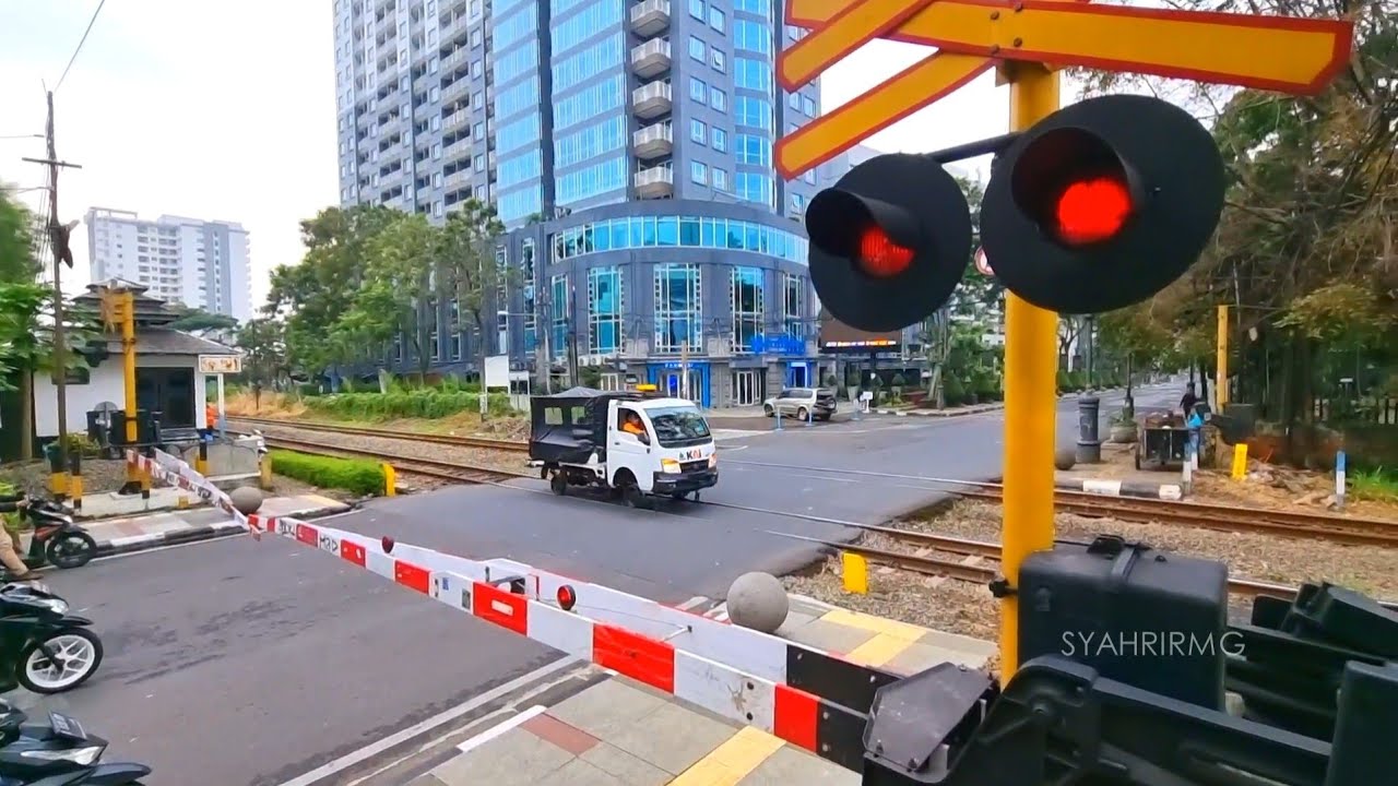 Kereta Api Unik Perlintasan JPL 163 Merdeka Bandung