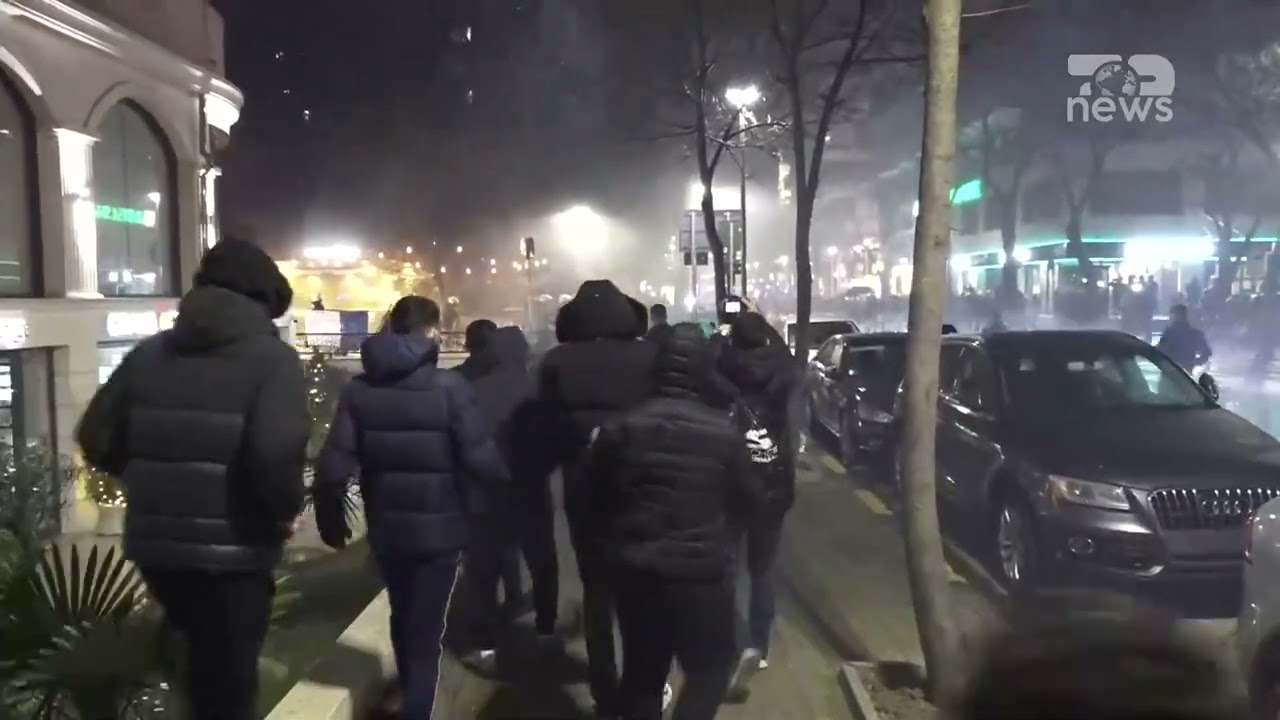 Tym dhe flakë, protestuesit “pushtojnë” rrugët, përplasje të ashpra me policinë