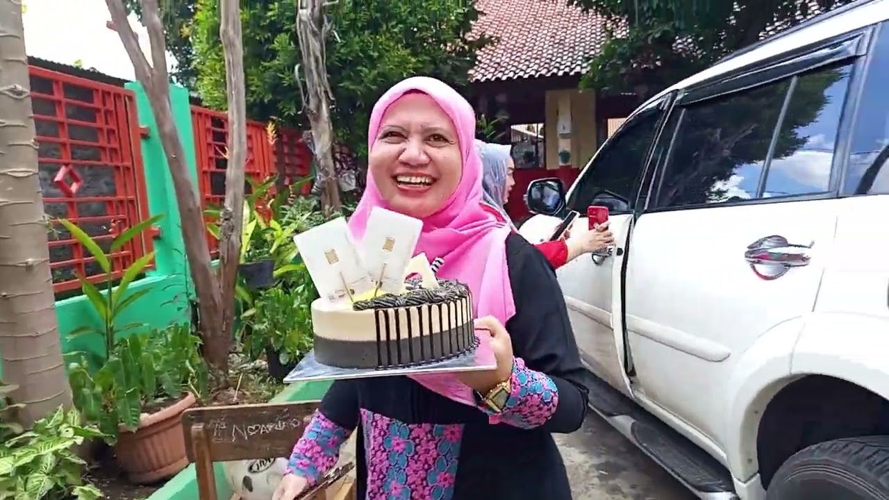 KEJUTAN DI HARI ULANG TAHUN IBU KEPALA SEKOLAH