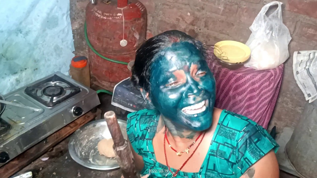 Towns mein aise hi khelte hai holi