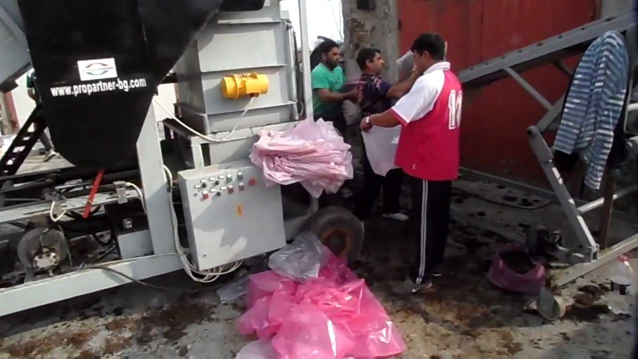 Bag filling machine for mushroom compost