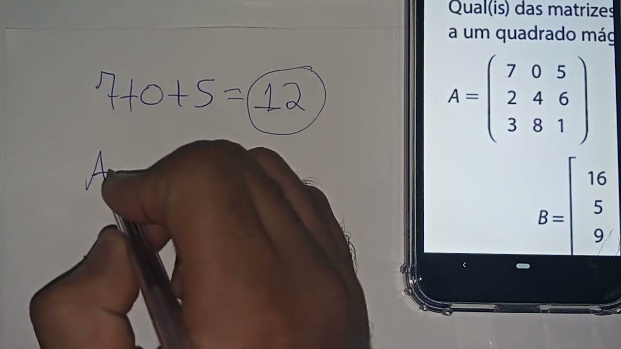 Dizemos que uma matriz quadrada é um quadrado mágico se as somas dos elementos de cada linha, de ...