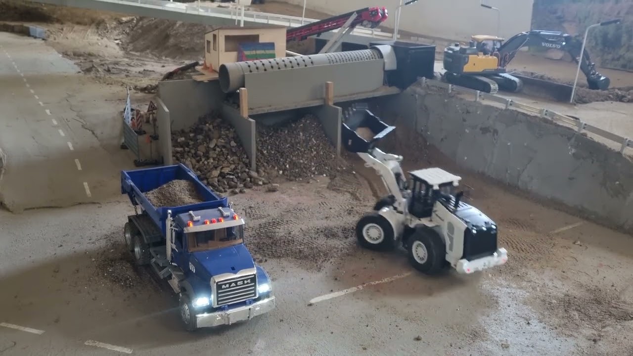 heute der neue amewi Radlader und nicht zu vergessen der Bruder Fendt 1050 und der Volvo EC 160e