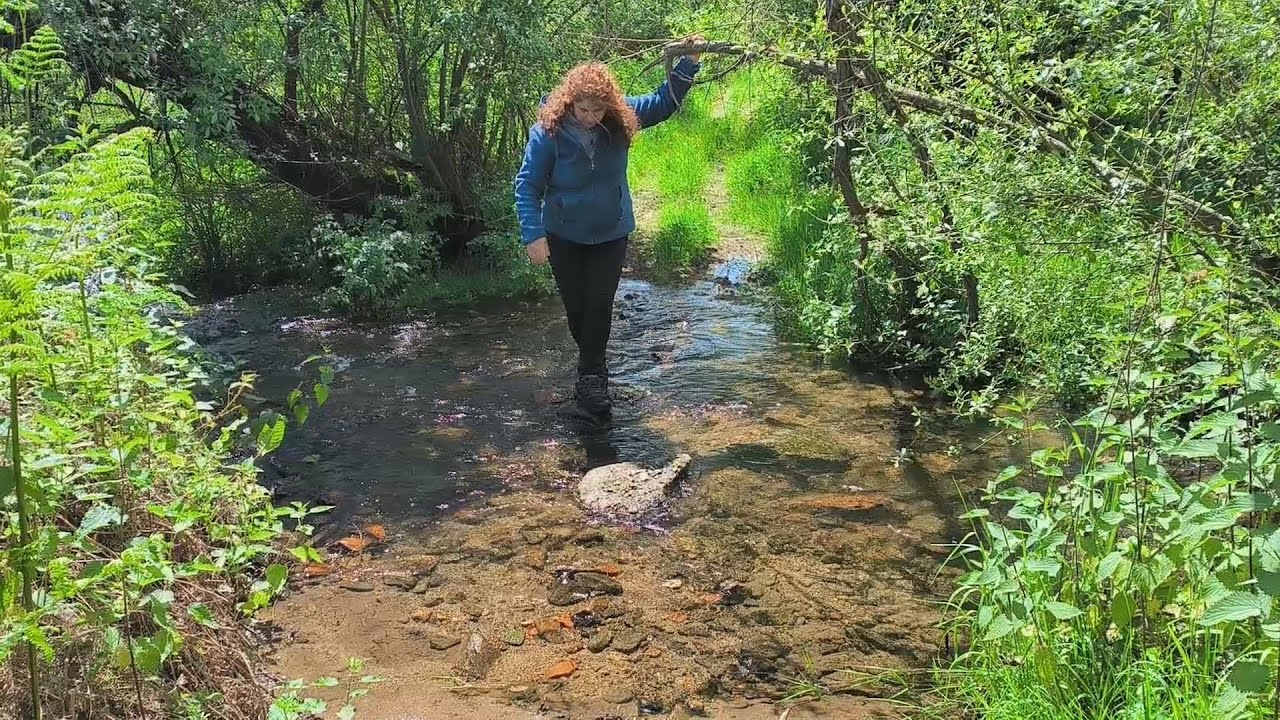 Ya en España. Ayudando a mi hermana con sus ovejas. Y saltando arroyos como de niña.
