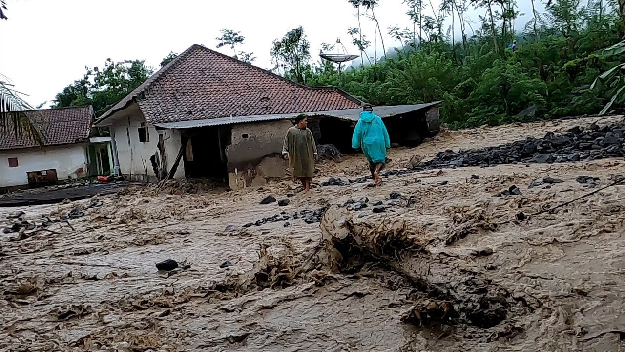 SEMAKIN GAWAT !!! BANJIR LAHAR DAHSYAT SEMERU JEBOLKAN TANGGUL MENERJANG RUMAH WARGA