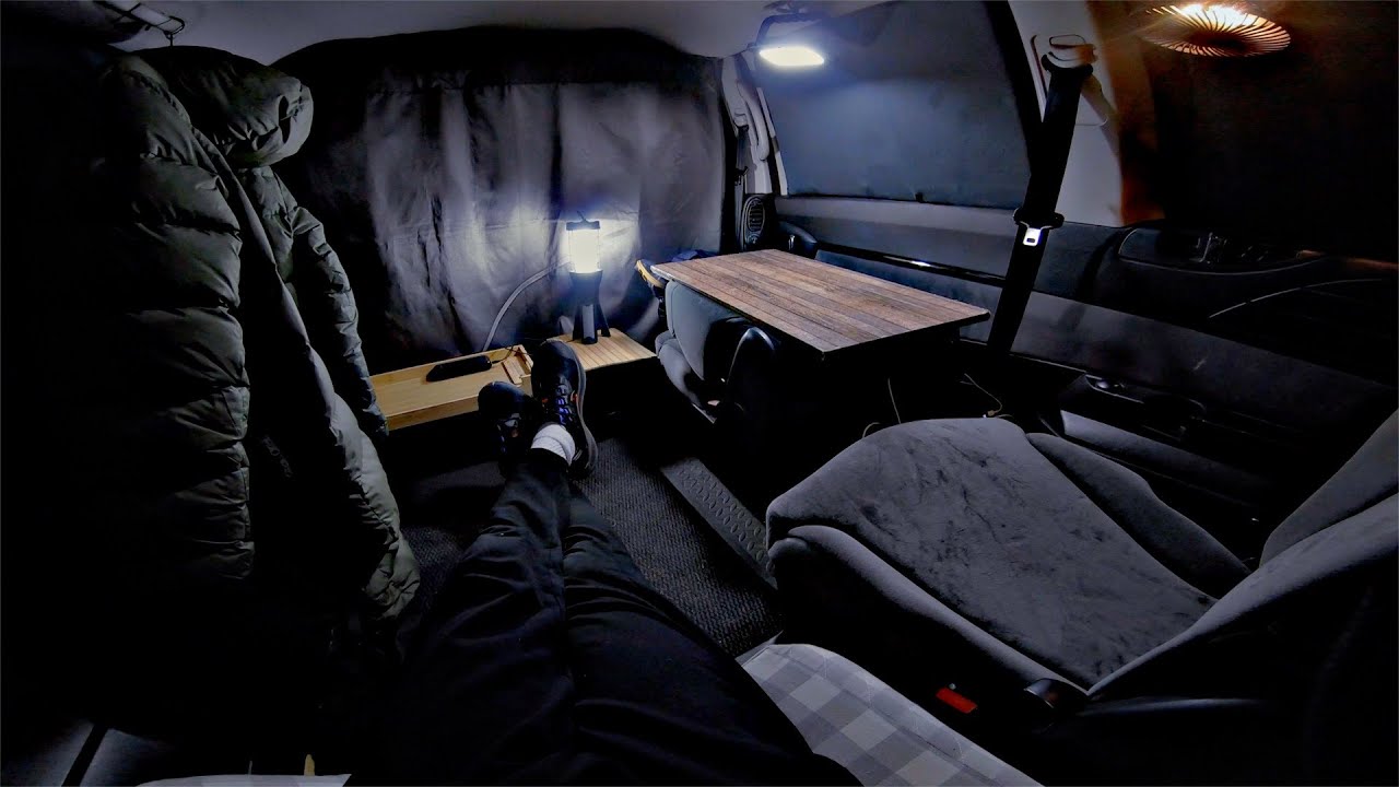 Je passe la nuit au calme dans la voiture cabane, aménagée sans construction!
