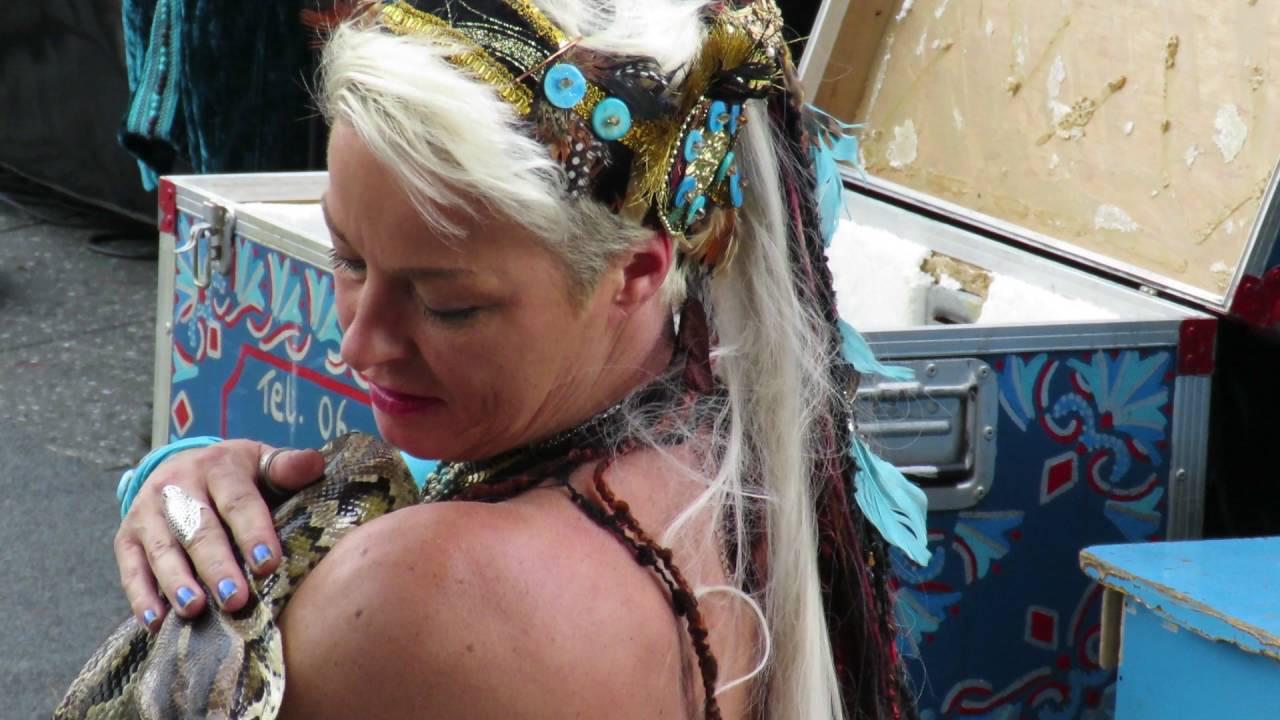 Fakir Miss Nagine vuur en slangen show 25-09-2016 WC WoenselMVI 2214