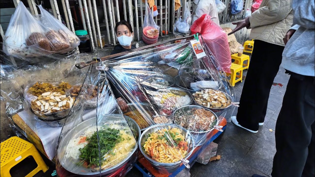 Gánh bún mì xào chay chỉ 20k rất ngon ở quận 1