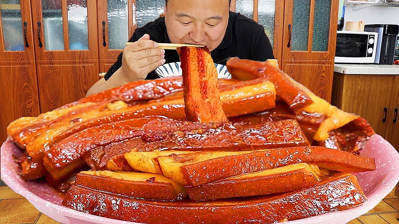 А Цян готовит «мясо на ручке», жирное, но не жирное, а рот полон масла.