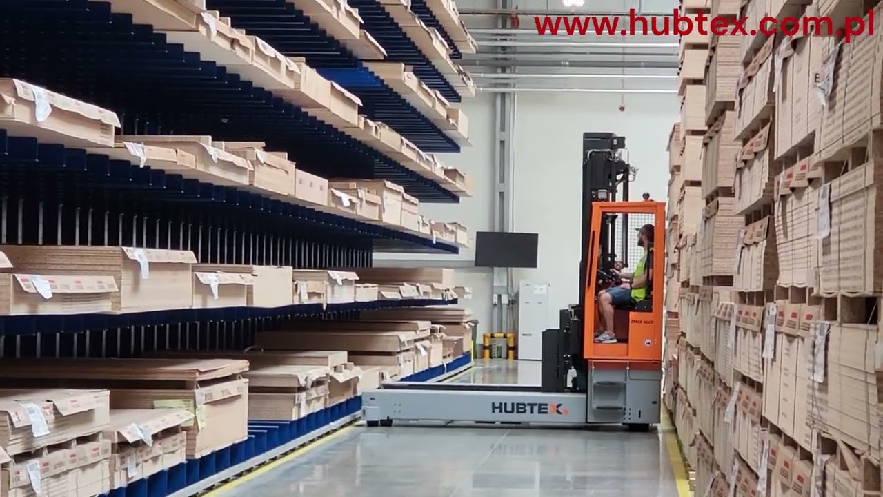 Wózek 4 kierunkowy HUBTEX typ MQ 60 w magazynie płyt drzewnych