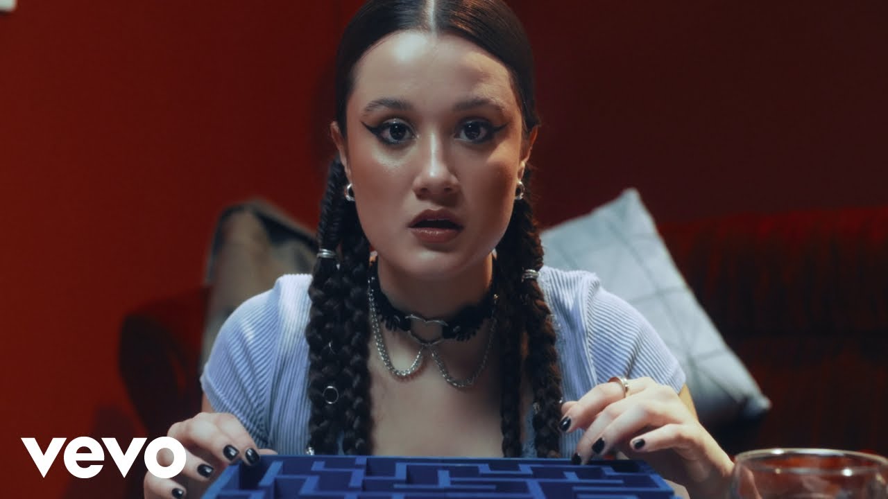 Joaquina - escapar de mi (Official Video)