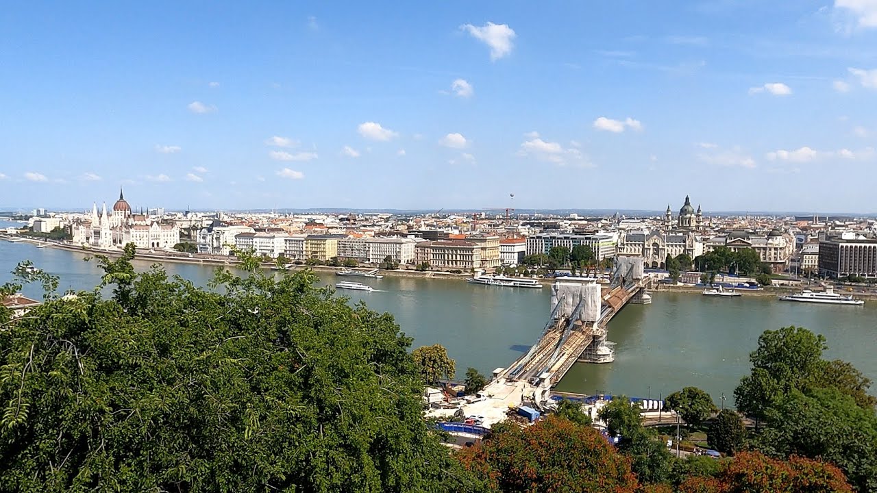 Séta a Karmelita kolostor és a Sándor-palota körül  -  Budapest, 2022.08.25.