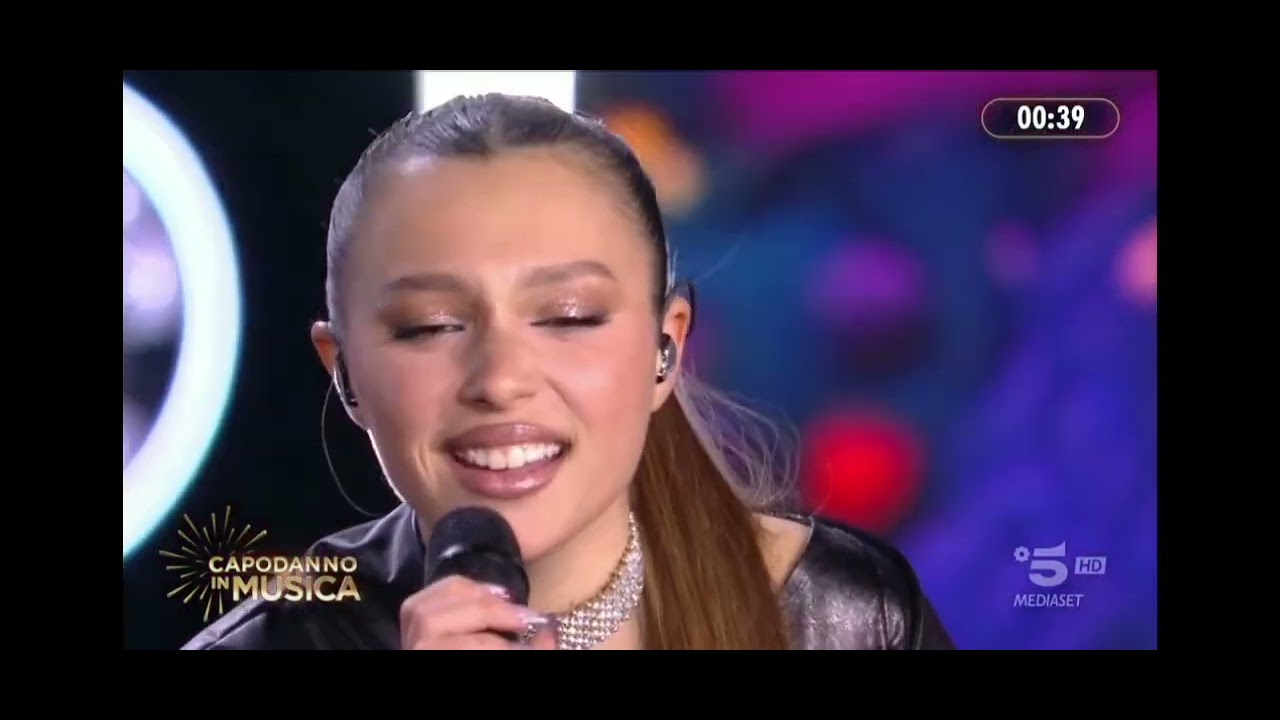 Bari ,esplode la festa con Sarah Toscano ,in 20.000   per il Capodanno in diretta su Canale 5