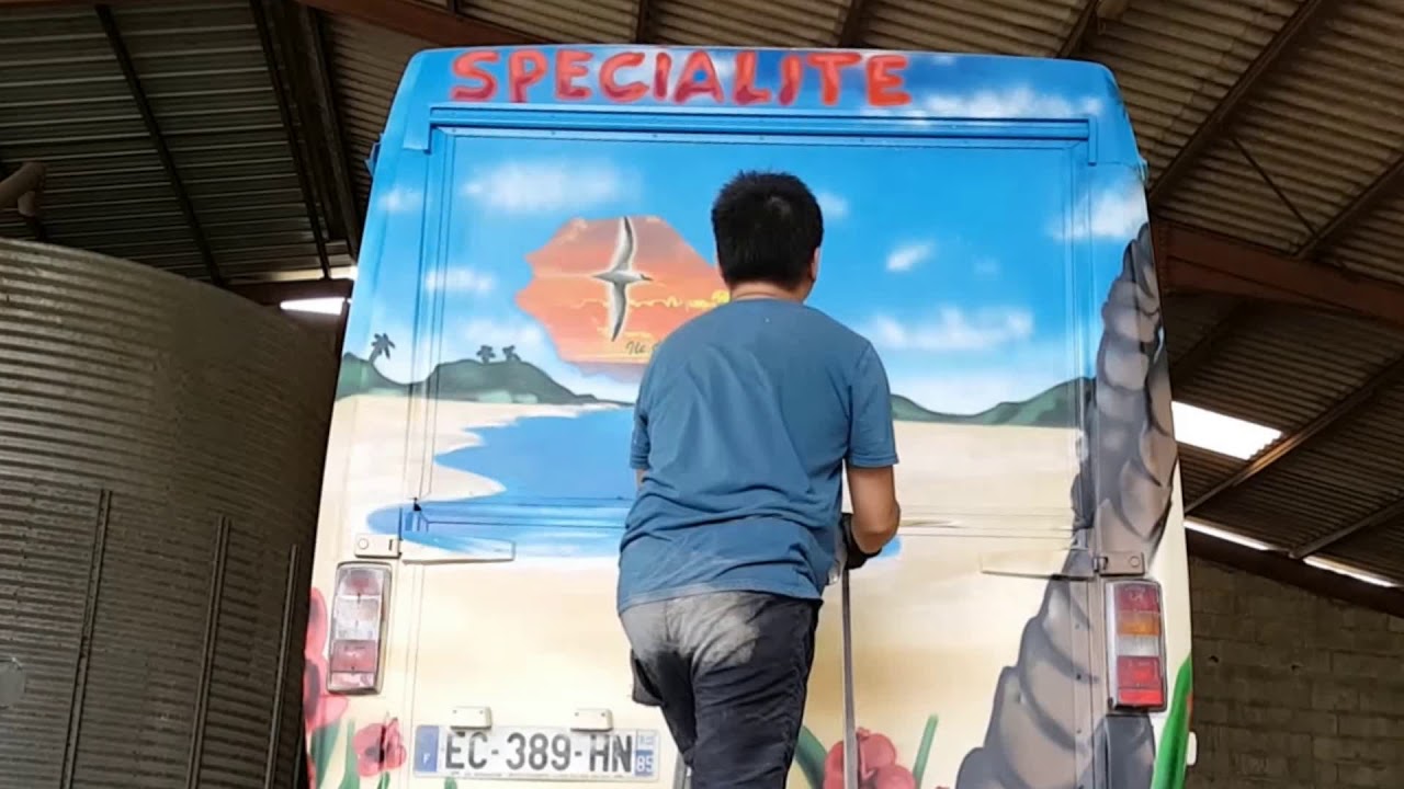 Décoration peinture graffiti d'un camion foodtruck de street-food réunionnais