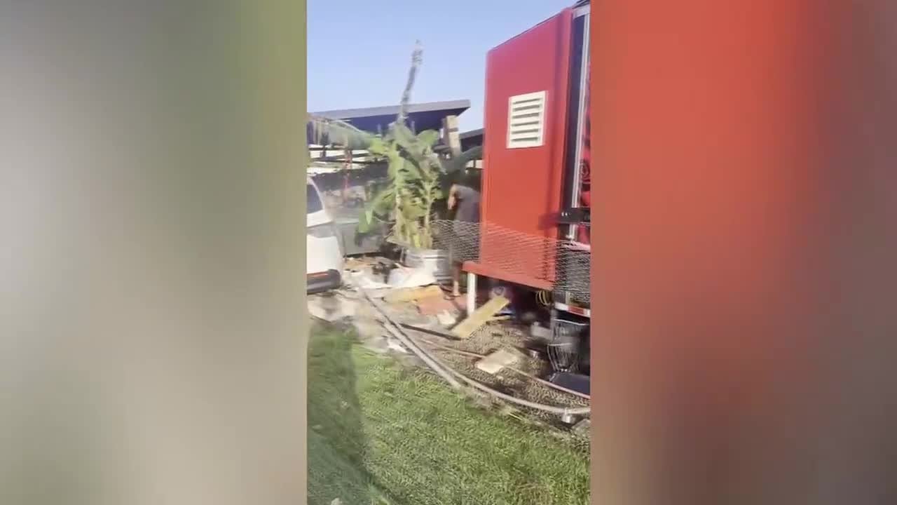 Driver on Maui has medical emergency, crashes into food truck