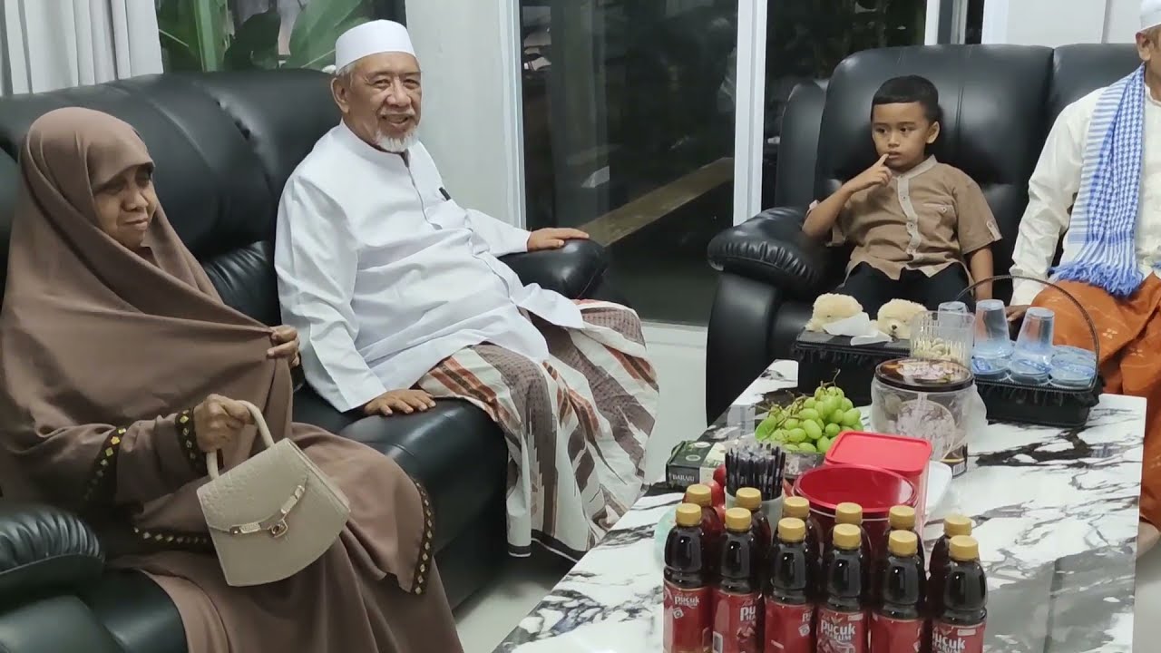 Abina Ihya' Ulumuddin ( pengasuh Pondok Nurul Haromain, Pujon. Malang. berkunjung ke Situbondo.