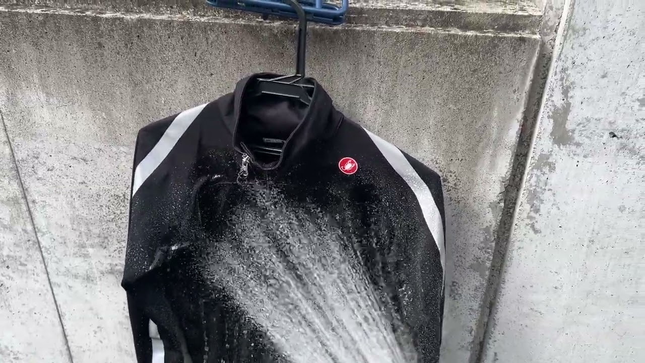 カステリ『ULTRA RAIN CAPE』の防水性能を確認する