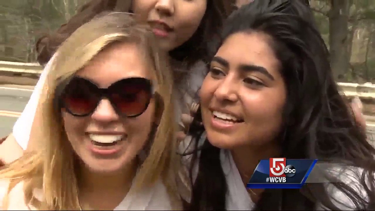 Scream Tunnel gives cheers, kisses to marathon runners