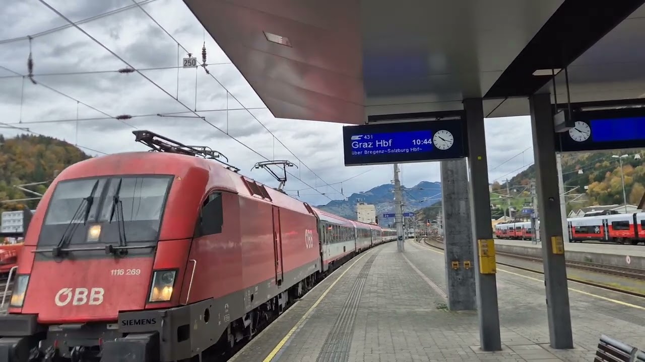 Einfahrt des Sonder-EuroCity 431 am 25.10.2025 in Feldkirch