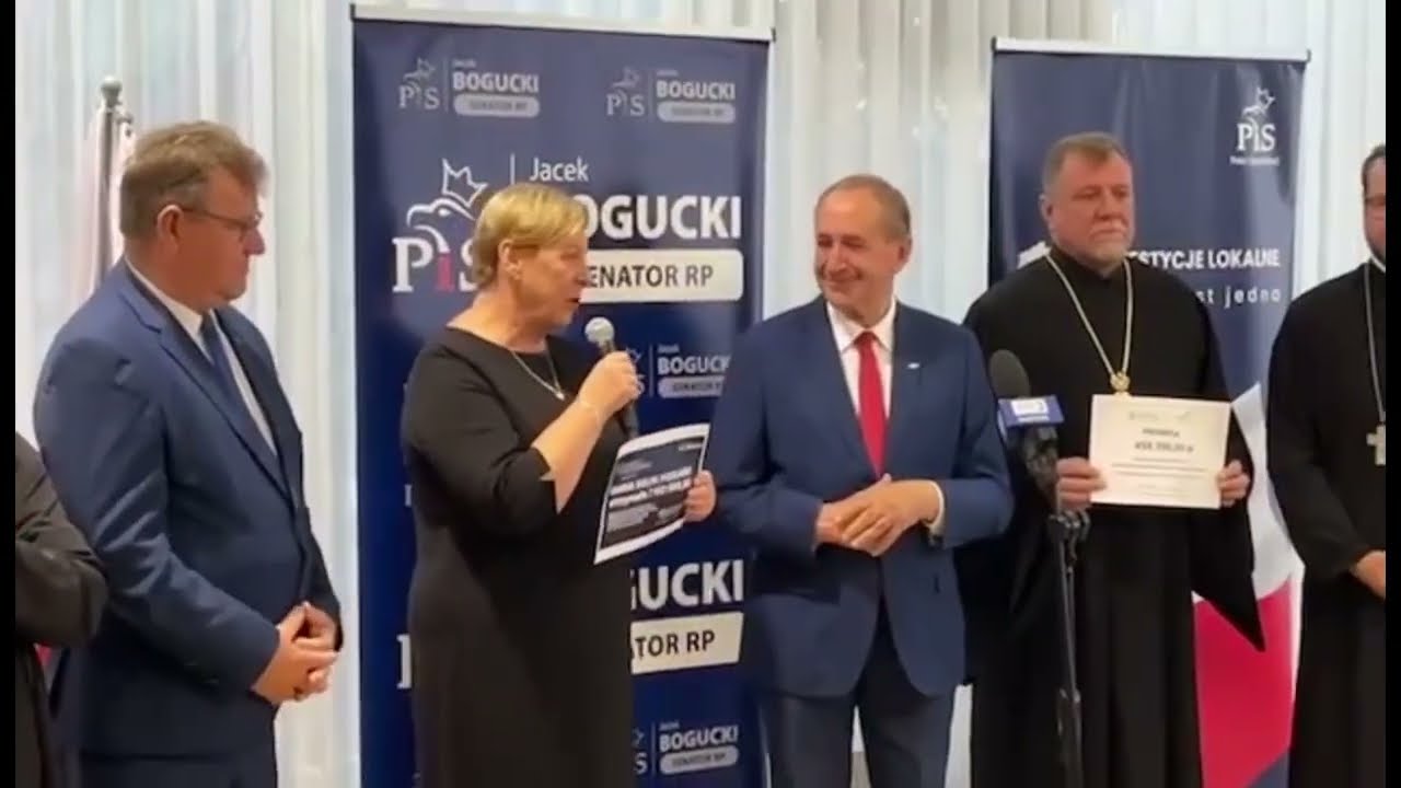 Senator Jacek Bogucki wręczył promesy przedstawicielom samorząd&oacute;w z powiatu bielskiego