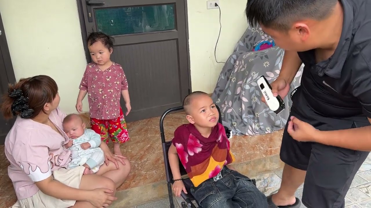 Chị Sen Cắt Tóc Xấu Anh Còi Phải Cắt Lại Cho Cậu