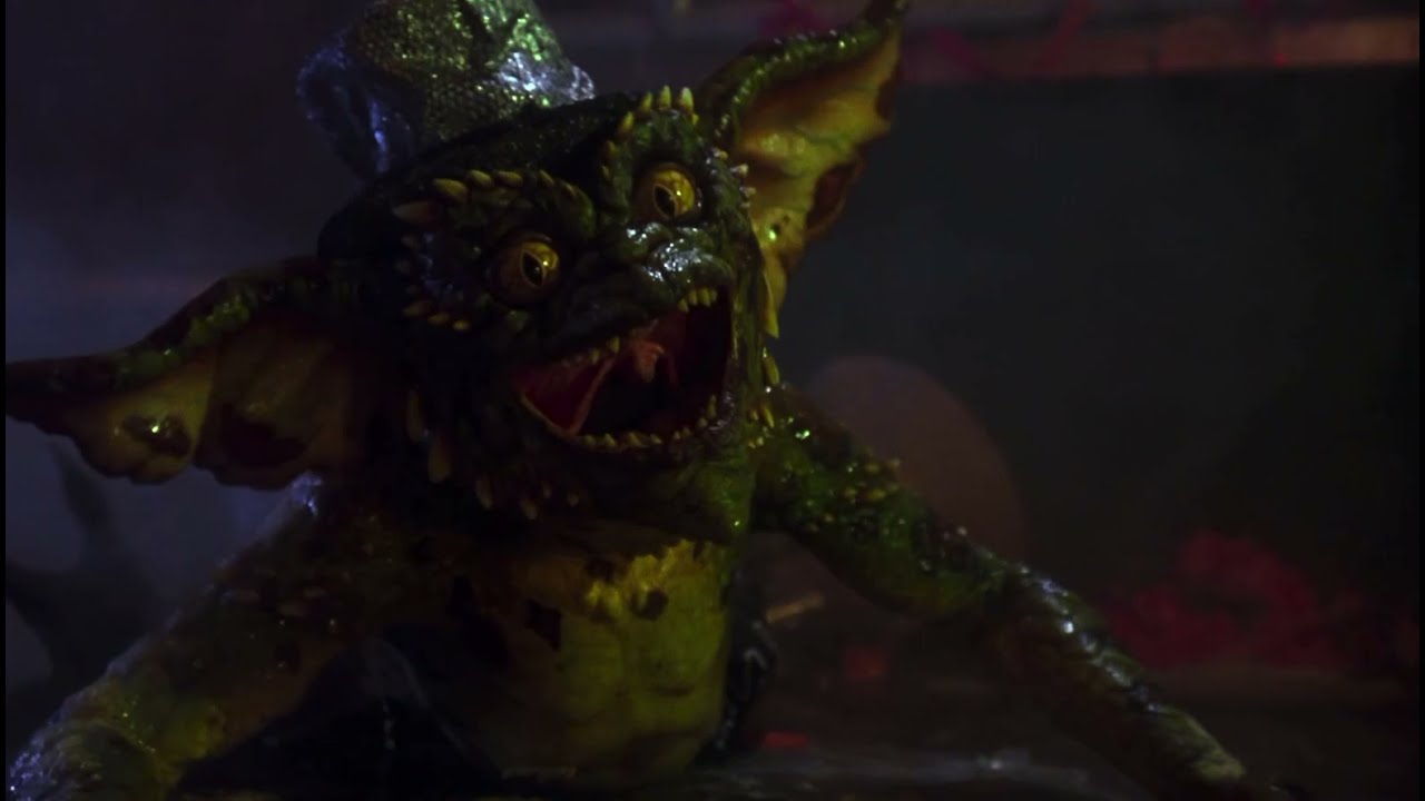 Gremlins 2: Gremlins being hit with water (clip)