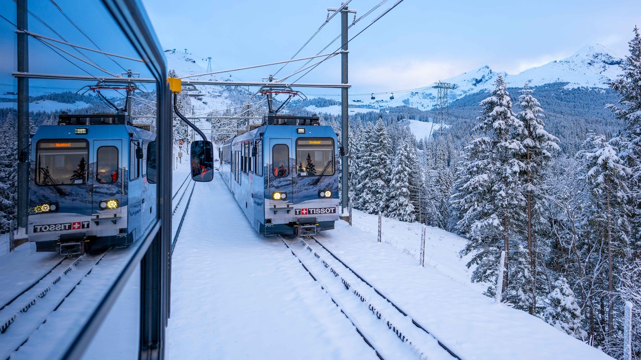 World's Most Beautiful Snow Train!  - Grindelwald - Wengen - Glacier Express