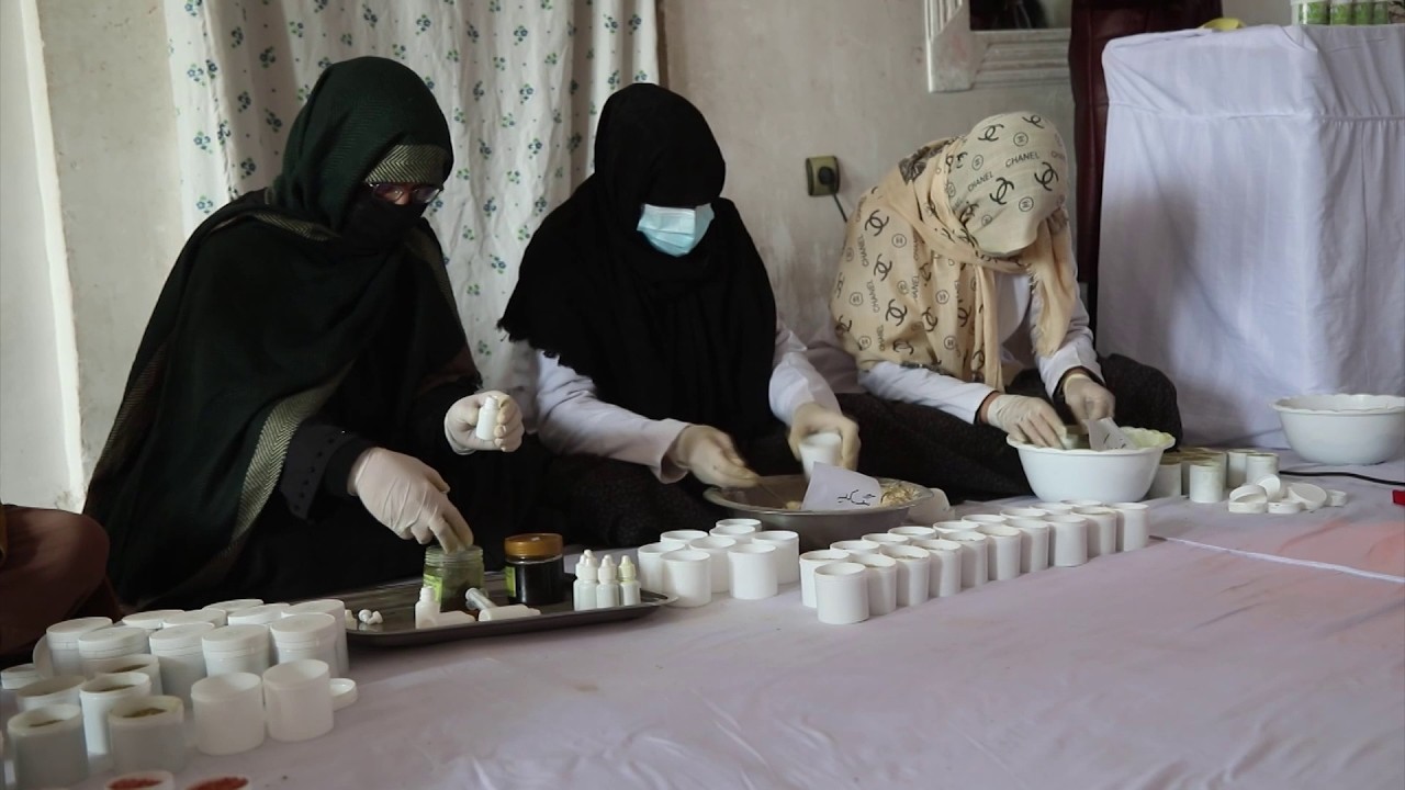 Herat woman produces 100 medicinal plants daily | تولید روزانه ۱۰۰ قلم گیاه طبی توسط یک زن در هرات