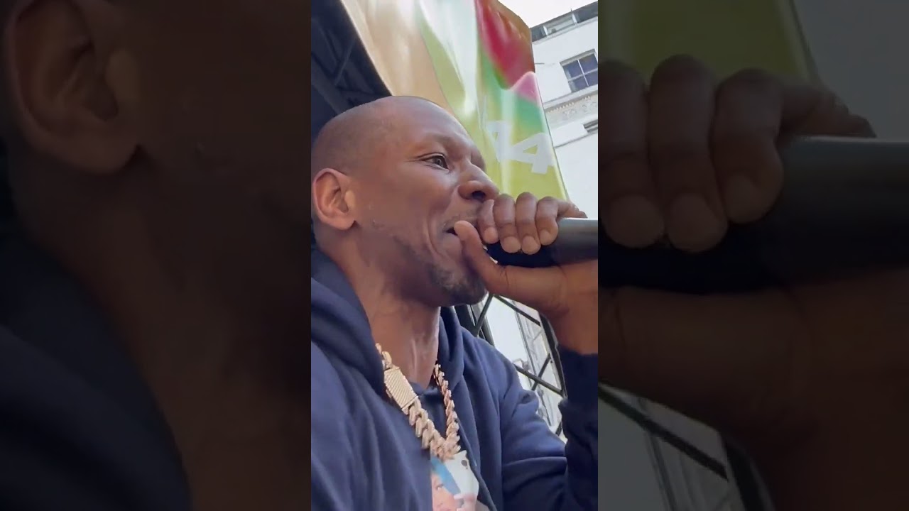 Giggs performing Talkin The Hardest at @nottinghillcarnivalltd.3619Notting Hill Carnival