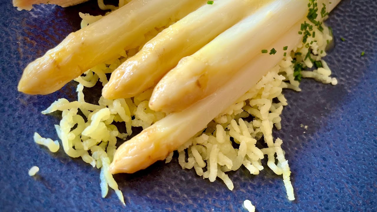Spargel in Butter gedünstet, Schneekartoffeln, Hühnerbrust gebraten mit Sahnesauce, Spargel kochen