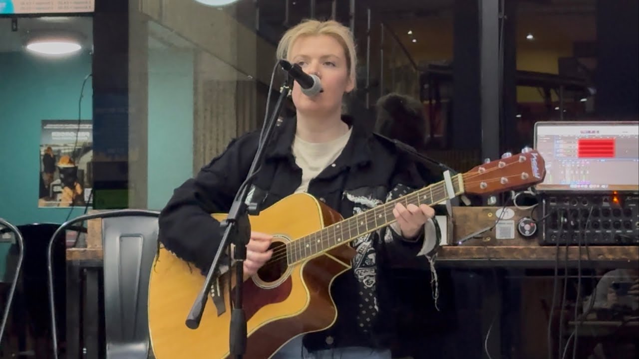 Open mic&rsquo; night, Clipper Quay in Derry~Londonderry.