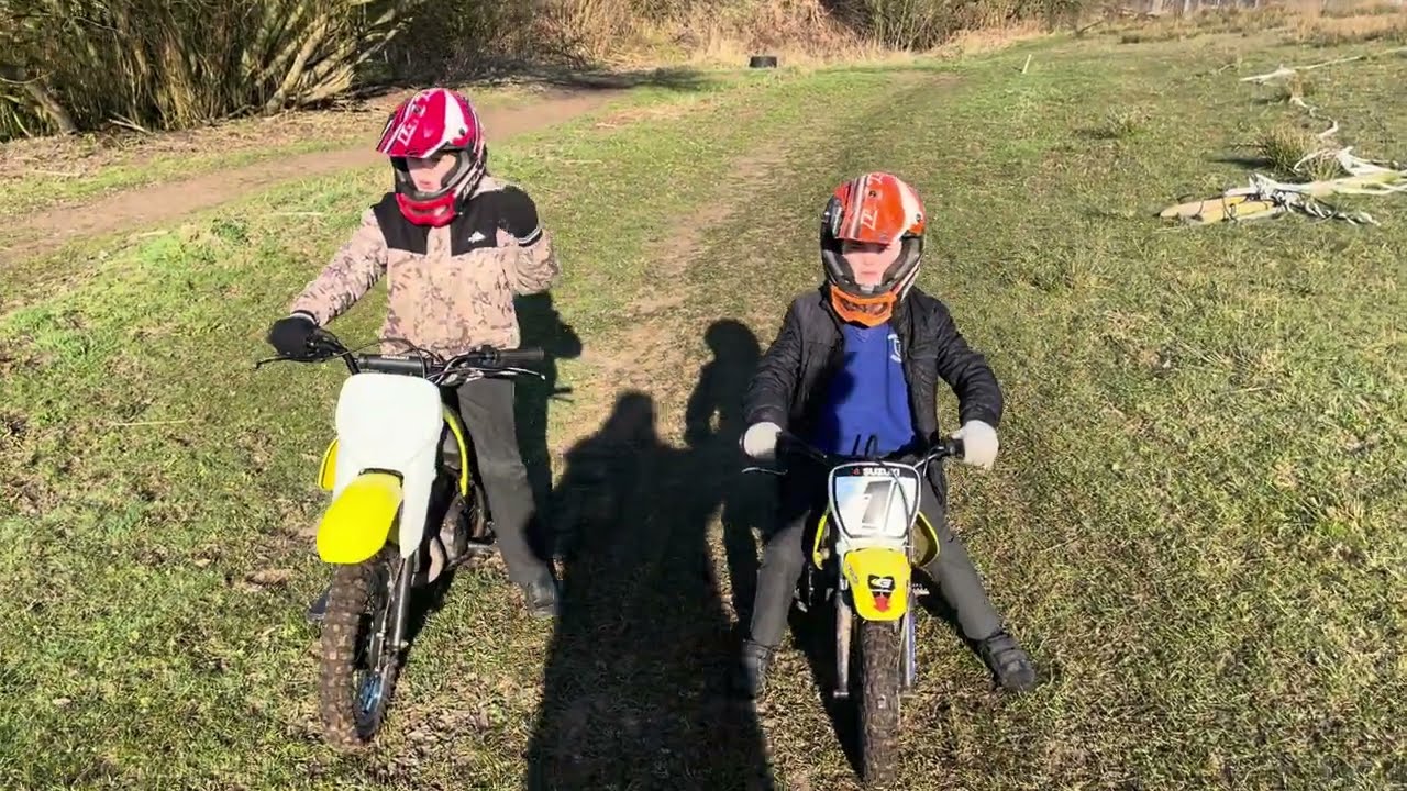 Brothers learning clutch and gears on a Suzuki jr80 vs suzuki jr50 moto x bikes