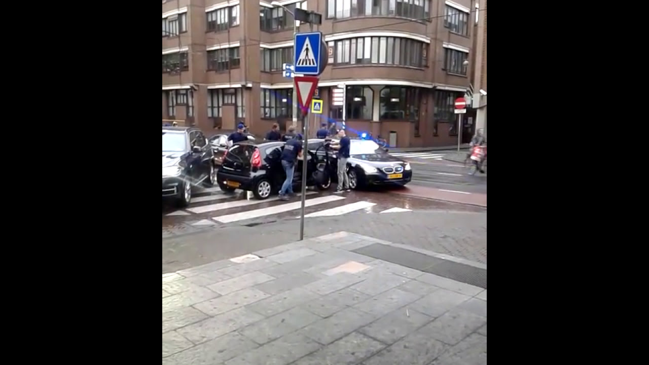 Arrestatieteam met getrokken wapens. Den Haag De Laan/Prins Hendrikstraat