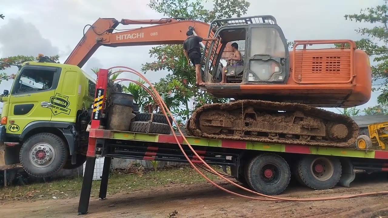 Menegangkan...!Cara Menaikkan Excavator Semi  Long Arm Ke Mobil Tronton