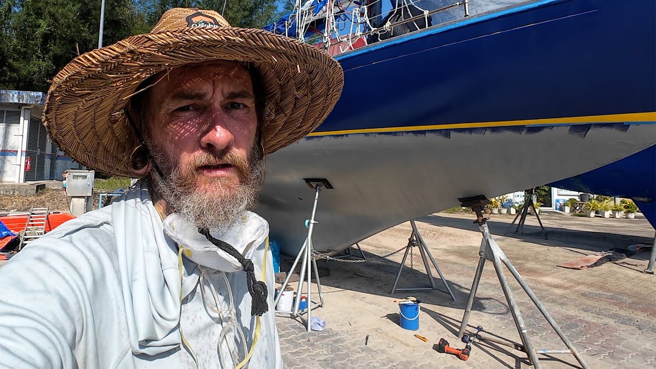 Покраска верхних строений и защитной полосы на верфи Rebak Boatyard на Лангкави, Малайзия — СЕРИЯ...