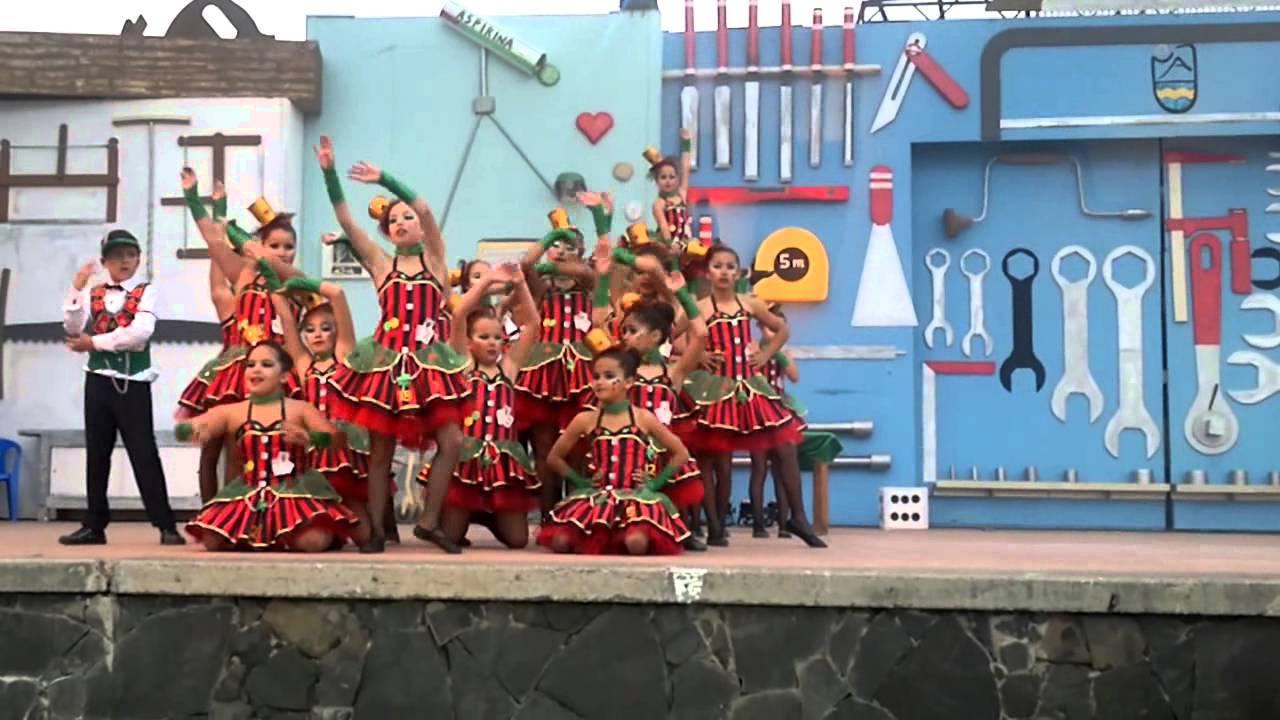 Andrea bailando en el recinto