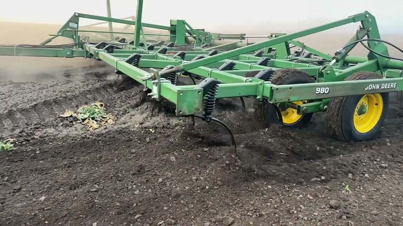 Робота культиватора Джон Дір 980 з прикотуючими котками