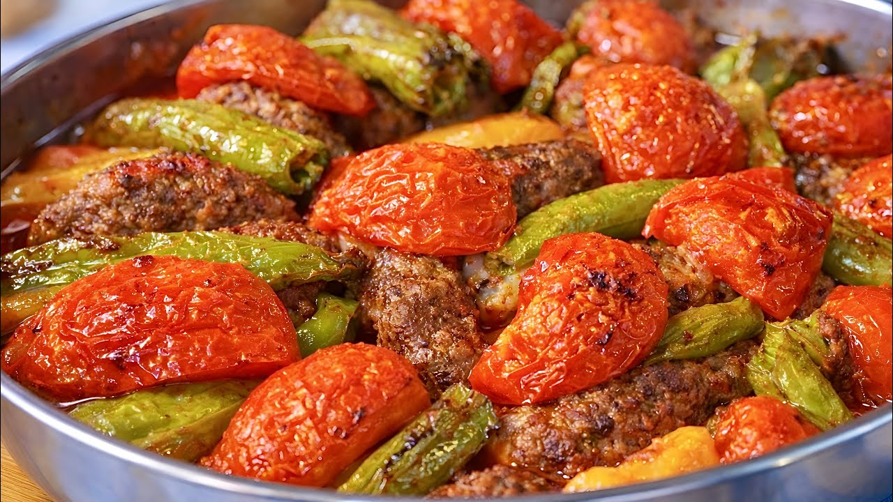 Sırrı sosunda🛎 mükemmel bir tepsi yemeği arayanlara gelsin efendim🛎🛎🛎 patates kıyma ile izmir köfte
