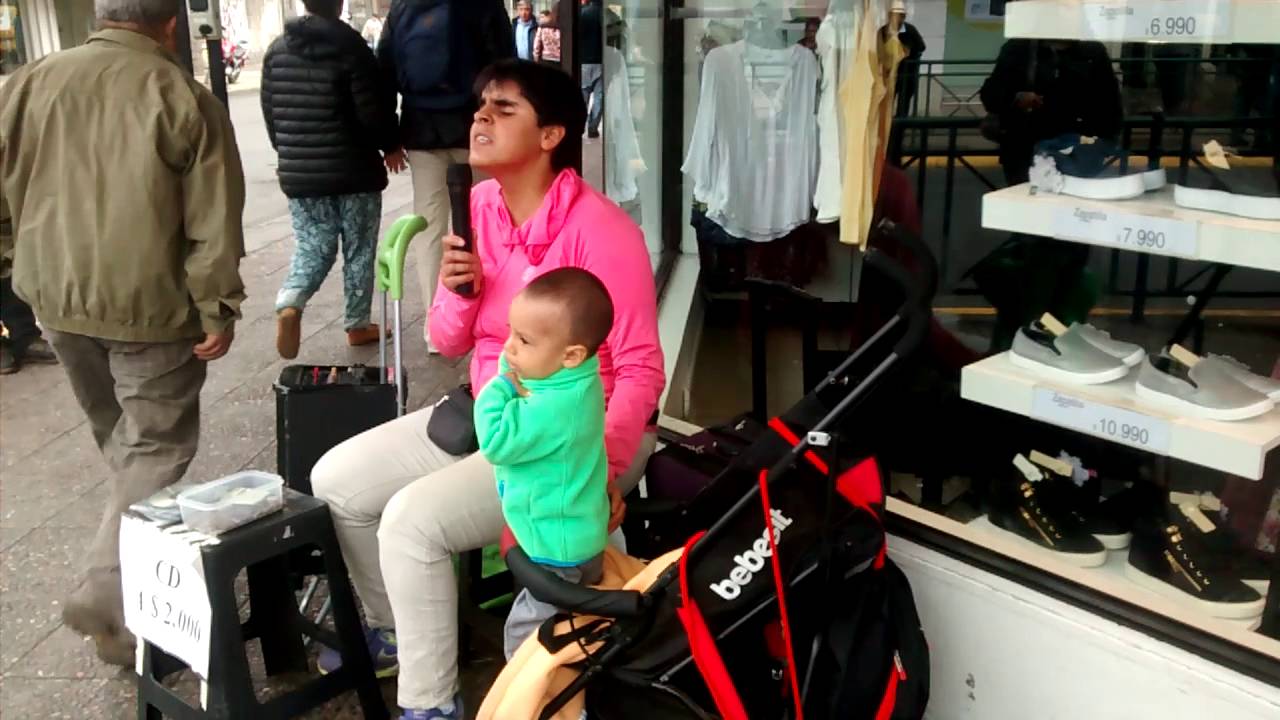 Yazna Emociona a los transeúntes en Temuco