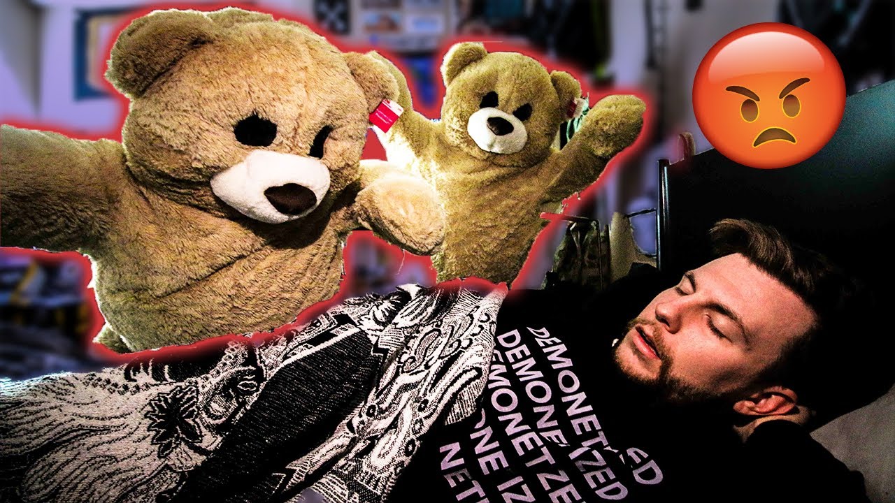 GIANT TEDDY BEAR PRANK ON SLEEPING ROOMMATE *FREAKOUT*